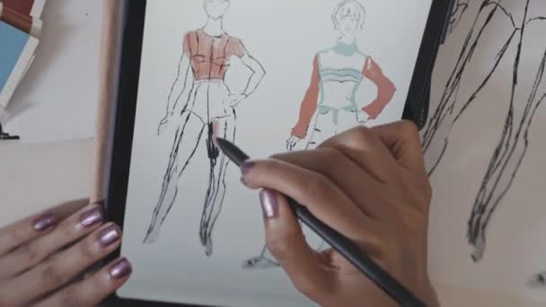 トップダウンのクローズアップアフリカ系アメリカ人女性デザイナーの手のショット紙の上にファッションスケッチを描く — ストック動画