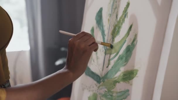 近距离拍摄的妇女画绿色植物与油画和刷在画布上在家里 — 图库视频影像