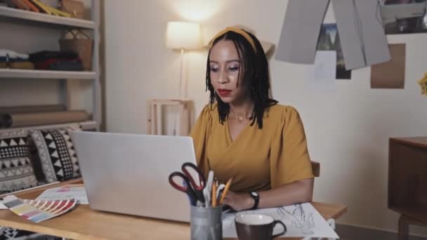 Арка Знімає Афроамериканку Модельєр Ноутбуці Столом Працюючи Ательє — стокове відео