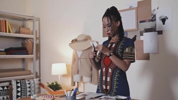 Αφροαμερικανή Σχεδιάστρια Κόβει Κάτι Από Χαρτί Ενώ Κάνει Χειροτεχνίες Στο — Αρχείο Βίντεο