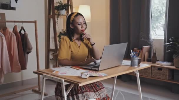 アフリカ系アメリカ人女性デザイナーのアークショットは 創造的なスタジオのデスクでラップトップで作業 — ストック動画