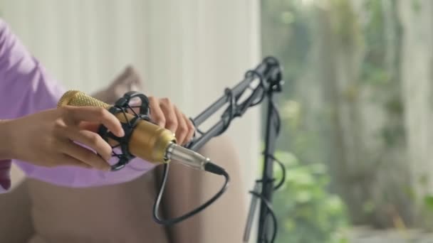 Close Tilt Shot Girl Adjusting Microphone Connecting Midi Controller Laptop — Vídeo de Stock