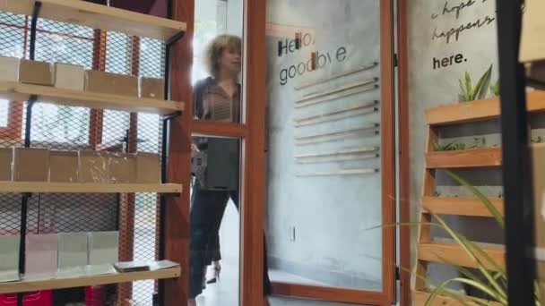 Slow Motion Shot Two Multiethnic Female Friends Entering Boutique Looking — Vídeo de Stock