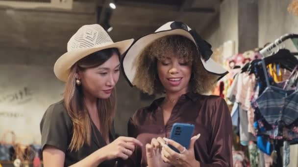 Medium Shot Two Young Cheerful Women Stylish Hats Choosing Filter — Wideo stockowe