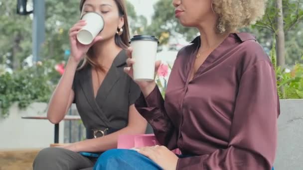Tilt Shot Two Young Multiethnic Women Sitting Street Cafe Drinking — Vídeo de stock
