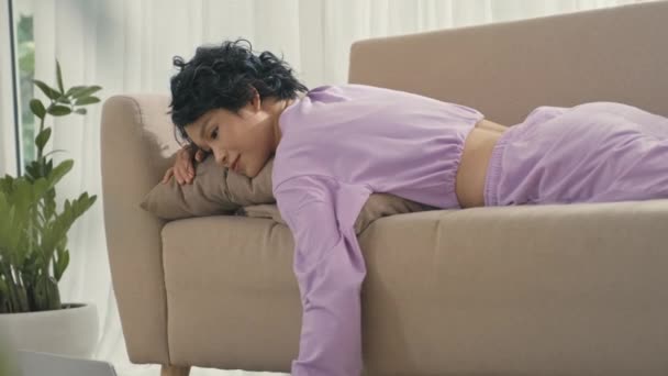 Tilt Shot Relaxed Asian Gen Girl Lying Sofa Home Typing — Stok video