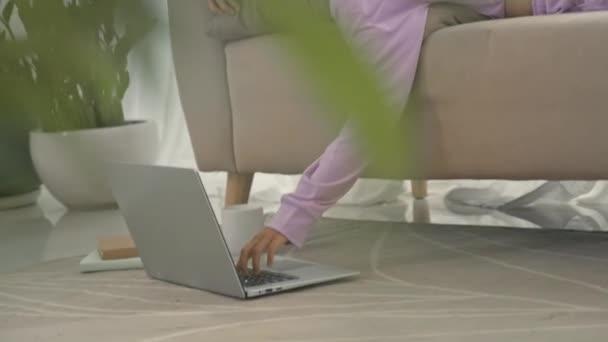 Tilt Shot Relaxed Asian Gen Girl Lying Couch Home Using — Stock Video