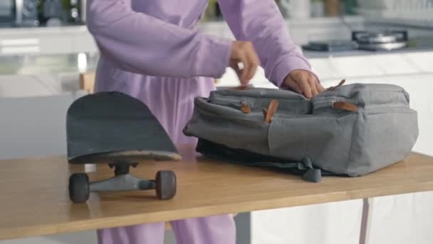 Tilt Shot Asian Gen Girl Zipping Backpack Taking Skateboard Leaving — Stock Video