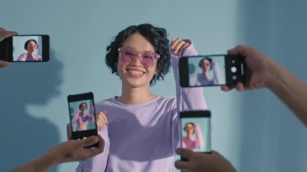 Studio Shot Asian Gen Girl Very Peri Outfit Trendy Sunglasses — стоковое видео