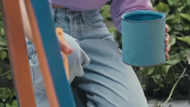 Close Shot Unrecognizable Girl Painting Stool Blue Color While Restoring — Vídeo de Stock