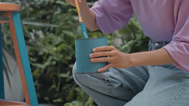 Close Tilt Shot Hands Girl Painting Stool Blue Color While — Vídeo de Stock