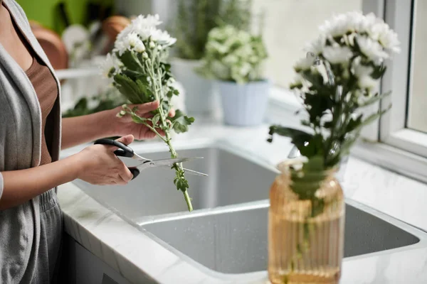 Woman Shortening Flower Stem Kitchen Sink — Stok fotoğraf