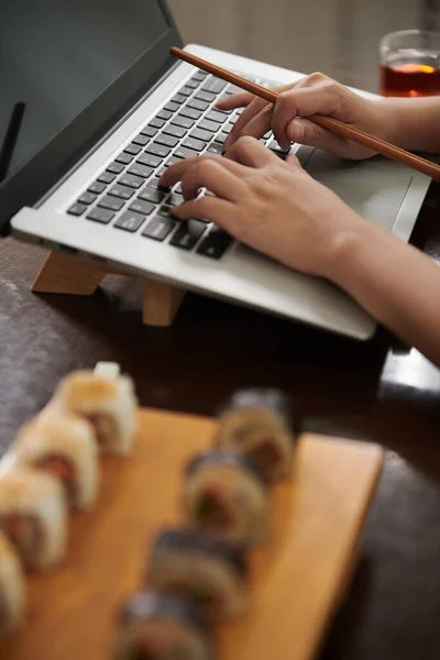 Ands Woman Eating Sushi Working Laptop — Foto Stock