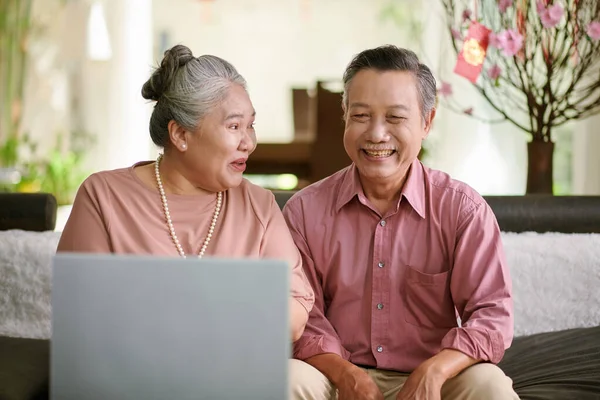 Happy Smiling Senior Couple Video Calling Family Members Lunar New — стоковое фото