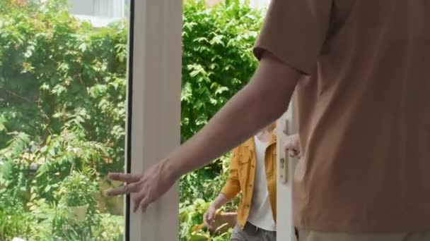 Young Caucasian Man Greeting His Bro Outdoors Inviting Him His — Vídeo de Stock