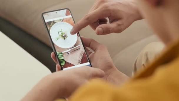 Shoulder Shot Two Mates Ordering Food Restaurant Using App Smartphone — Wideo stockowe
