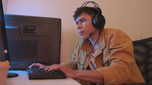 Gen Boy Headphones Microphone Using Keyboard While Playing Computer Games — Vídeo de Stock