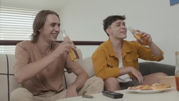 Two Caucasian Young Adult Buddies Clinking Glass Beer Bottles While — Vídeo de stock