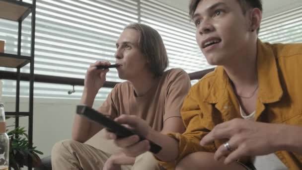 Two Best Mates Early 20S Chilling Together Home Watching Smoking — Vídeo de stock