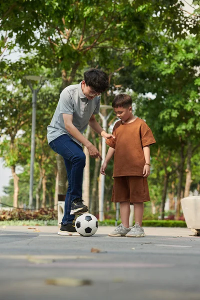 Father Explaining Son How Kick Soccer Ball — 스톡 사진