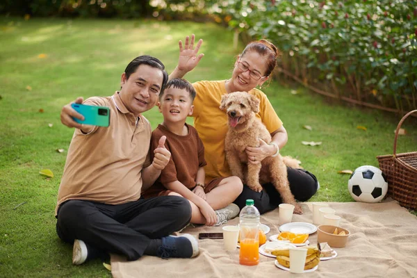 Bedsteforældre Tager Selfie Med Lille Dreng Deres Hund - Stock-foto
