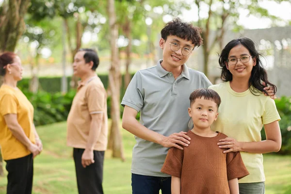 Parents Preteen Son Spending Time City Park Sunny Day — 스톡 사진
