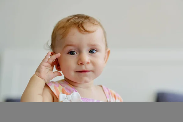 Portrait Little Blond Girl Touching Her Ear Looking Camera — Φωτογραφία Αρχείου