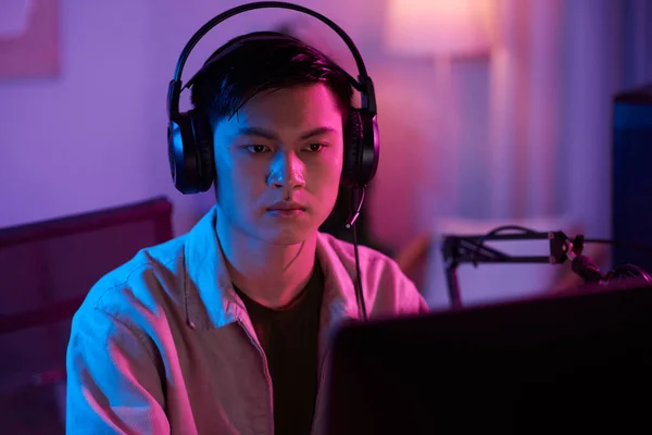 Portrait Serious Teenage Boy Wearing Headphones Playing Videogame — Foto Stock