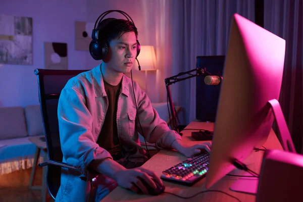 Teenage Boy Headphones Focusing Playing Strategy Videogame — Foto Stock