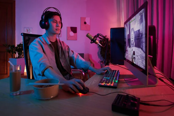 Serious Videogamer Playing First Person Shooter Computer Late Night — Foto Stock