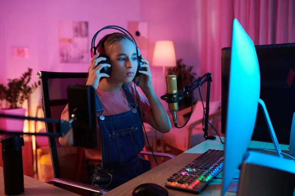 Teenage Girl Putting Headset Playing Online Videogame Friends — Foto Stock