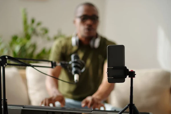 Creative Artist Filming Video Himself Playing Synthesizer Singing — Stockfoto