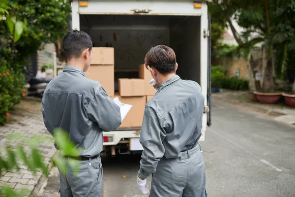 Movers Checking Document Counting Boxes Loaded Truck — Stock Photo, Image