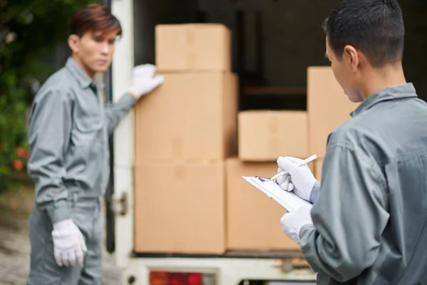 Mover Taking Notes Document His Coworker Closing Trunk Full Boxes — Photo
