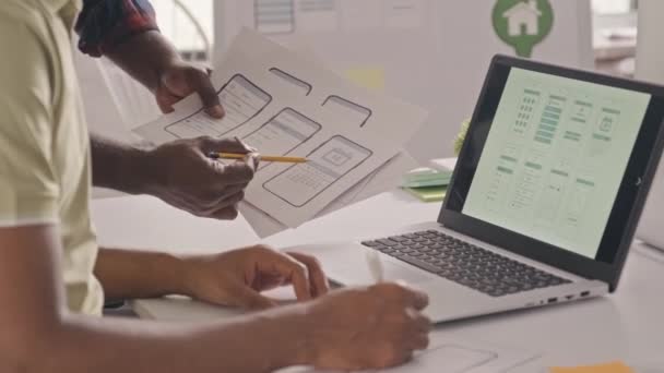 Erkek Tasarımcısının Kağıt Dizüstü Bilgisayar Üzerinde Mobil Uygulama Arayüzü Tasarımı — Stok video