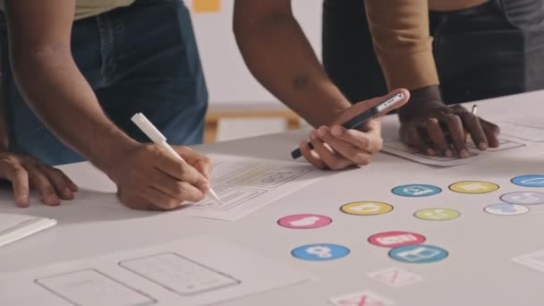 Tanımlanamayan Mobil Uygulama Geliştiricilerinin Ofis Masasında Proje Tartışmaları Çizimler Yaparken — Stok video