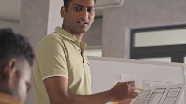 Shoulder Shot Indian Mobile App Developer Standing Flipchart Office Discussing — Stock videók