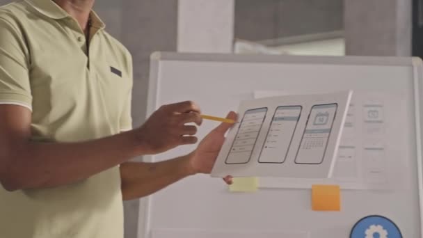 Indian Designer Standing Flipchart Office Explaining Mobile App Template Sketch — Vídeo de Stock