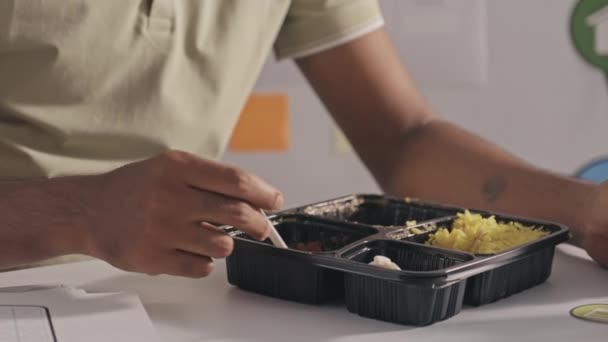 印度男子在办公室用外卖午餐盒吃饭时的倒立镜头 — 图库视频影像