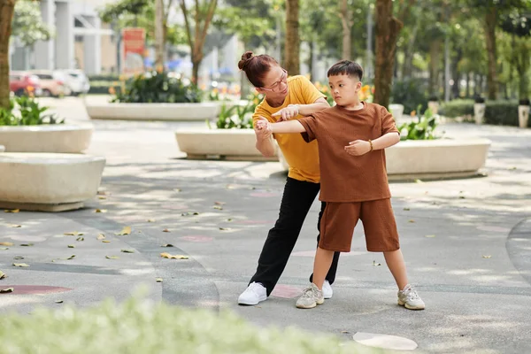 Старшая Женщина Учит Детей Тренируются Парке — стоковое фото