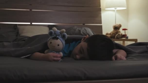 Мама Вимикає Бічну Лампу Дитячій Спальні Після Маленький Син Заснув — стокове відео