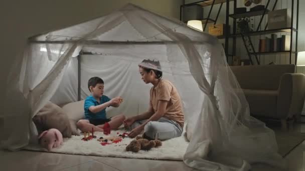Mãe Asiática Filho Pequeno Sentados Juntos Casa Tenda Artesanal Decorados — Vídeo de Stock