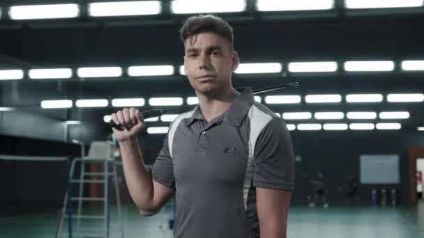 Cintura Hacia Arriba Retrato Jugador Tenis Muscular Ropa Deportiva Con — Vídeo de stock