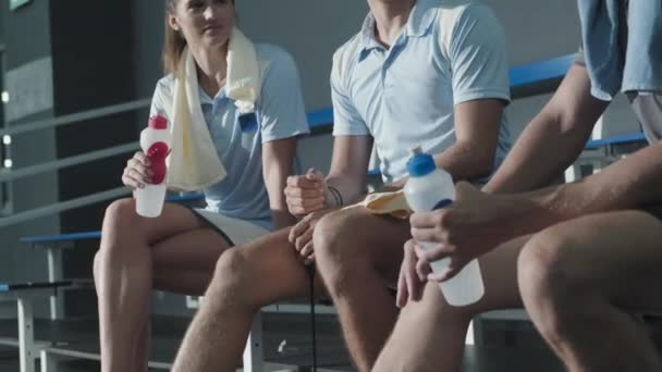 Cropped Shot Two Men Woman Sportswear Sitting Bench Water Bottles — Vídeos de Stock