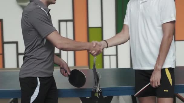 Cropped Shot Two Male Players Holding Ping Pong Rackets Shaking — Stockvideo