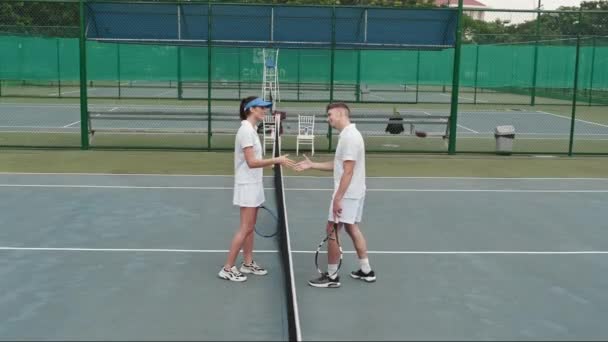 Wide Shot Male Female Tennis Players Talking Shaking Hands Outdoor — Vídeo de Stock