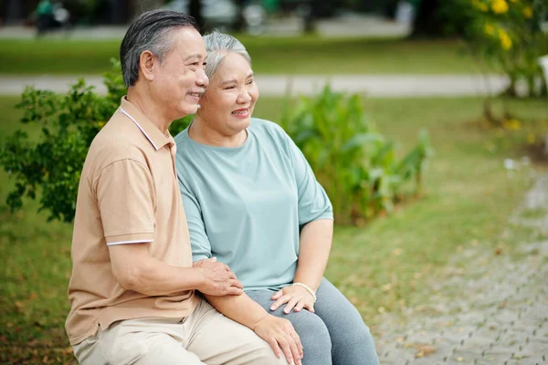 Positive Senior Couple Speding Time Sitting Bench Summer Park — Stock Fotó