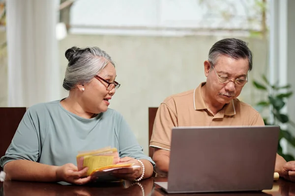 Senior Couple Paying Bills Online Website — Fotografia de Stock