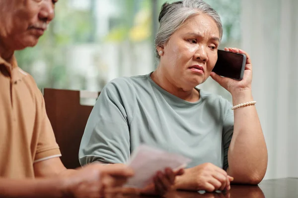 Sad Senior Woman Receiving Phone Call Bank Missing Credit Card — Fotografia de Stock