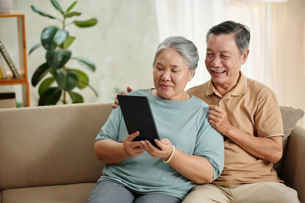 Happy Senior Couple Video Calling Adult Children Grandchildren — Stock Photo, Image